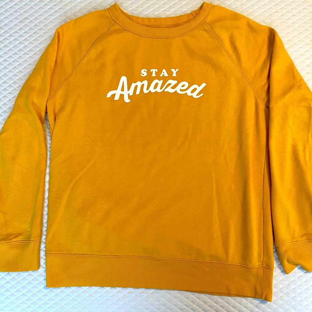 Yellow graphic crew Stay Amazed - Med.